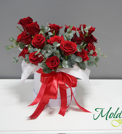 Красные розы в коробке "Улыбка любви" Фото 394x433